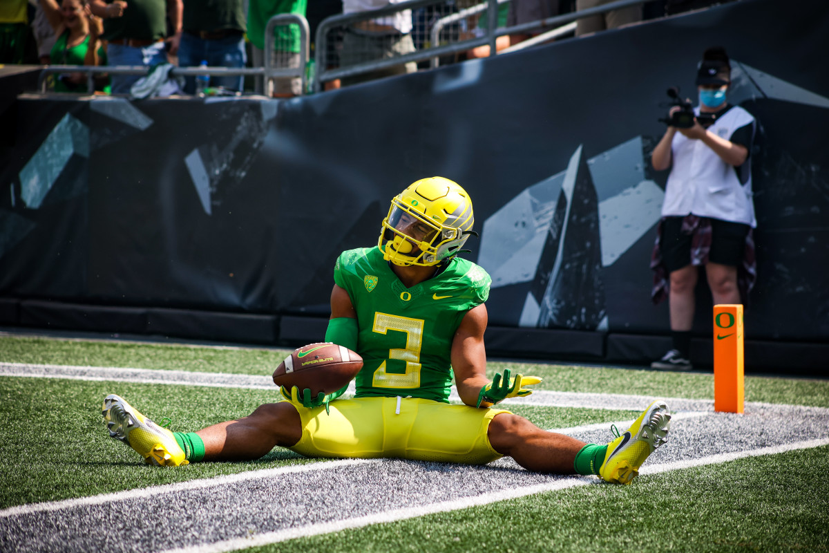 Johnson celebrates a touchdown against Fresno State in week 1 at Autzen Stadium.